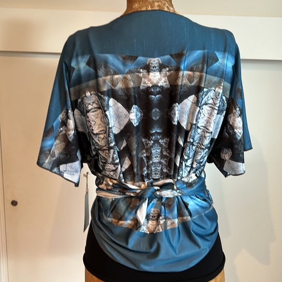 Geometric abstract kimono wrap resortwear - Picture 8 of 9